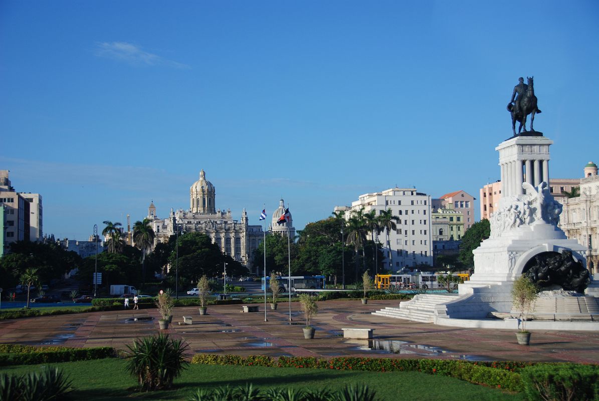 91 Cuba - Havana Centro - Malecon - Martires del 71 - Maximo Gomez statue and Museo de la Revolucion behind